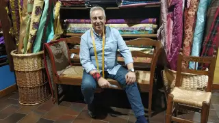 Miguel Ángel Lahoz en El Bancal, su tienda de la zaragozana calle de San Andrés
