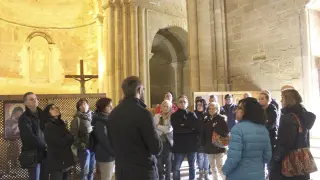 Participantes en una visita guiada al monasterio de Sijena.