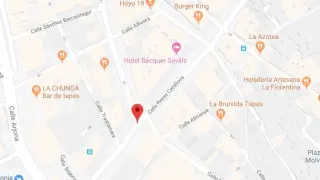 El hotel se encuentra en la calle Reyes Católicos de Sevilla.