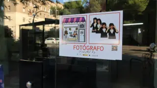Cartel en una tienda de fotos de la calle Bretón, elaborado por el colegio La Purísima.