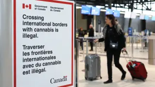 Un cartel en el aeropuerto de Ottawa advierte del riesgo de salir del país con marihuana.