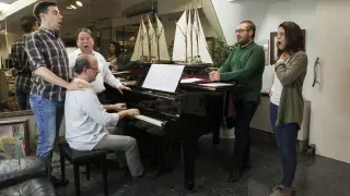 Isaac Galán, Santiago Sánchez Jericó, Eliberto Sánchez (al piano), Pablo Puértolas y Marta Heras, ensayando para el recital de este miércoles en el Patio de la Infanta de Zaragoza.