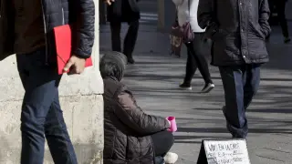 Una mendiga, en las calles de Zaragoza