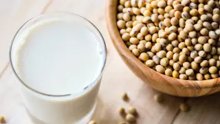 Las personas con sobrepeso deben tomar lácteos desnatados o semidesnatados.