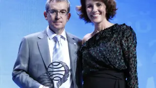 El escritor valenciano Santiago Posteguillo posa con el Premio Planeta junto a la finalista, Ayanta Barilli (d), durante la gala celebrada esta noche en el Palau de Congresos de Barcelona.