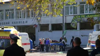 Los servicios de emergencia trabajando en el lugar de los hechos, un instituto de Crimea (Rusia).