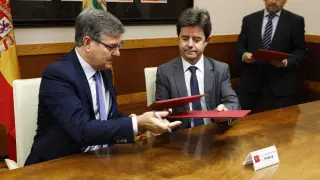 El consejero de Presidencia, Vicente Guillén, y el alcalde de Huesca, Luis Felipe, han rubricado el acuerdo este miércoles en Zaragoza