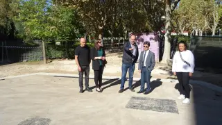 El alcalde de Huesca, Luis Felipe, en el centro, durante su visita a las obras en el parque Miguel Servet acompañado por los concejales María Rodrigo y Fernando Justes
