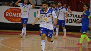 Richi Felipe celebra un gol con el Fútbol Emotion Zaragoza.