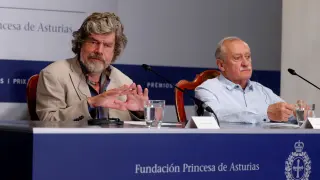 El italiano Messner (i) y el polaco Wielicki, este viernes en Oviedo.