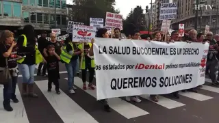 Un centenar de afectados de Idental se manifiesta en Zaragoza