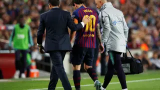 Messi, abandonando el terreno de juego lesionado.