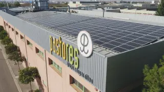 Cubierta fotovoltaica instalada en la sede central de Pastores en Mercazaragoza