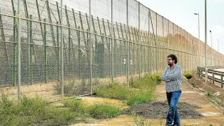 Sergio del Molino, en uno de los puntos calientes de Melilla, la valla fronteriza que separa la ciudad autónoma de Marruecos.