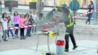 Semana de la Prevención. Manejar un extintor y apagar una sartén en llamas. En eso consistió la demostración realizada ayer por los bomberos de Huesca dentro del programa de actividades de la XIII edición de la Semana de la Prevención de Incendios para difundir medidas de autoprotección frente a los riesgos de incendio más frecuentes.