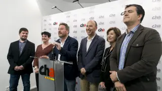 De izquierda a derecha, Salvador, Alastruey, Soro, Asensio, Romero y Palacín, ayer en la sede de CHA