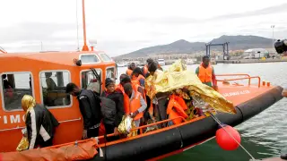 Trabajadores de la Cruz Roja atienden a inmigrantes de origen subsahariano en Melilla.