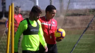 Francisco tiene un gesto cariñoso con Moi Gómez durante el entrenamiento de este miércoles.