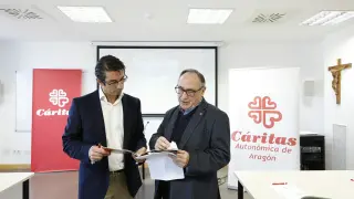 Jesús Luesma, secretario técnico de Cáritas Aragón y Carlos Sauras, presidente de Cáritas Aragón