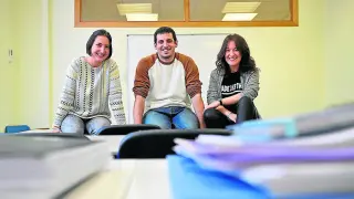 Ioana Stancu, de 30 años, con sus compañeros de academia Kilian Garrido y Laura Julve.