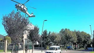 Un helicóptero tomando tierra en la Escuela Militar, cerca de las viviendas de la calle Albareda.