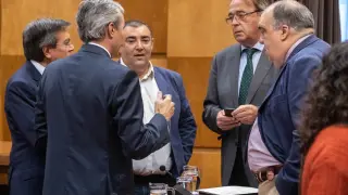 Carlos Pérez Anadón y Jorge Azcón conversan antes del pleno de este viernes.