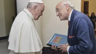 El papa Francisco recibe en el Vaticano a José Javier Forcén, que lleva un libro del Papa Luna.