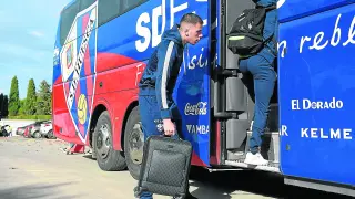 El centrocampista Christian Rivera, que debuta en una convocatoria del Huesca, ayer dispuesto a comenzar el viaje a Sevilla.