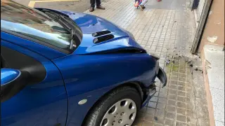 Un conductor novel de 52 años choca contra una peluquería de Zaragoza.