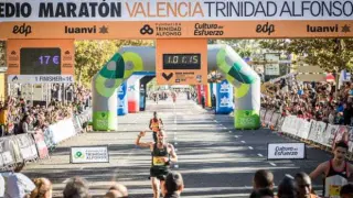 Toni Abadía cruza la línea de meta como mejor español en Valencia.