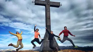 Curiosa fotografía de cuatro montañeros frente a la cruz de la Peña Oroel de Jaca