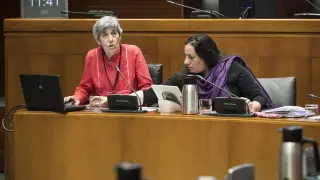 Torrecilla (izquierda) y la diputada Marta de Santos, ayer en la comisión de estudio del ICA