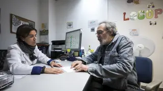 Juan Carlos Millán con su logopeda Marta, que le ayuda en su rehabilitación.