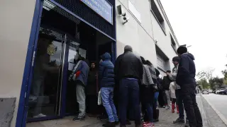 Las peticiones de asilo desbordan la Oficina de Extranjería de Zaragoza con filas a la intemperie