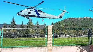 Un helicóptero militar toma tierra en el actual helipuerto de la Escuela de Montaña de Jaca.