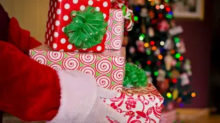 Santa Claus reparte regalos a los niños de todo el mundo