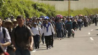 Una segunda caravana de migrantes procedentes de El Salvador inició este miércoles su ruta hacia Estados Unidos.