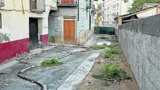 Estado del exterior del palacio de Erlueta, con la calle cortada.