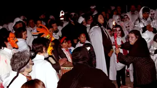 La abadesa, en el centro de la imagen, antes del inicio de la marcha de almetas.