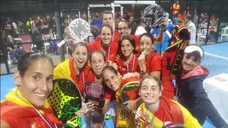 La selección española celebra el título por equipos conquistado en Asunción.