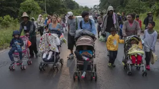 La caravana de migrantes continúan su camino a pie, o por cualquier medio improvisado, ante la falta del transporte prometido
