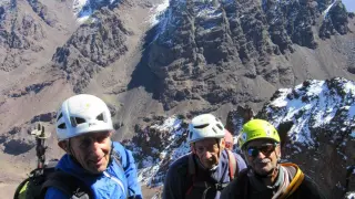 Ursi Abajo, Luis Oro y Ramón Cóndor, el pasado mes en la cima del Clocheton, con el Toubkal al fondo.