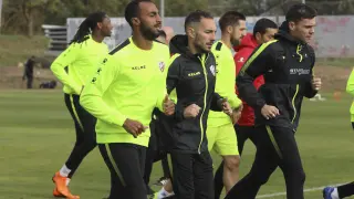 Carlos Akapo, junto a Ferreiro y otros compañeros durante el entrenamiento desarrollado este lunes por el Huesca en el Instituto Monteragón.