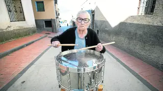 Carmen López, la primera batería aragonesa, en el centro de Sestrica.