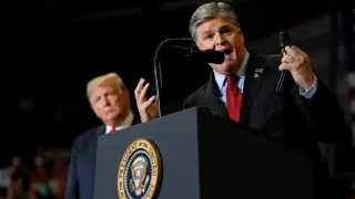 El presentador Sean Hannity interviene durante el mitin de Trump en Misuri.
