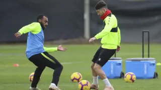 Akapo y Moi Gómez pugnan por el balón en un entrenamiento.