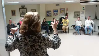 Una clase de lengua de signos en la Agrupación de Personas Sordas de Zaragoza y Aragón (AZSA).