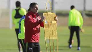 Francisco Rodríguez, entrenador de la SD Huesca, en un entrenamiento.