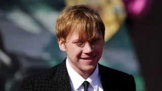 Rupert Grint posa en la alfombra roja de Londres antes del estreno de la última película de Harry Potter