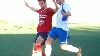 Disputa por el balón en el partido del Fraga frente al Fuentes
